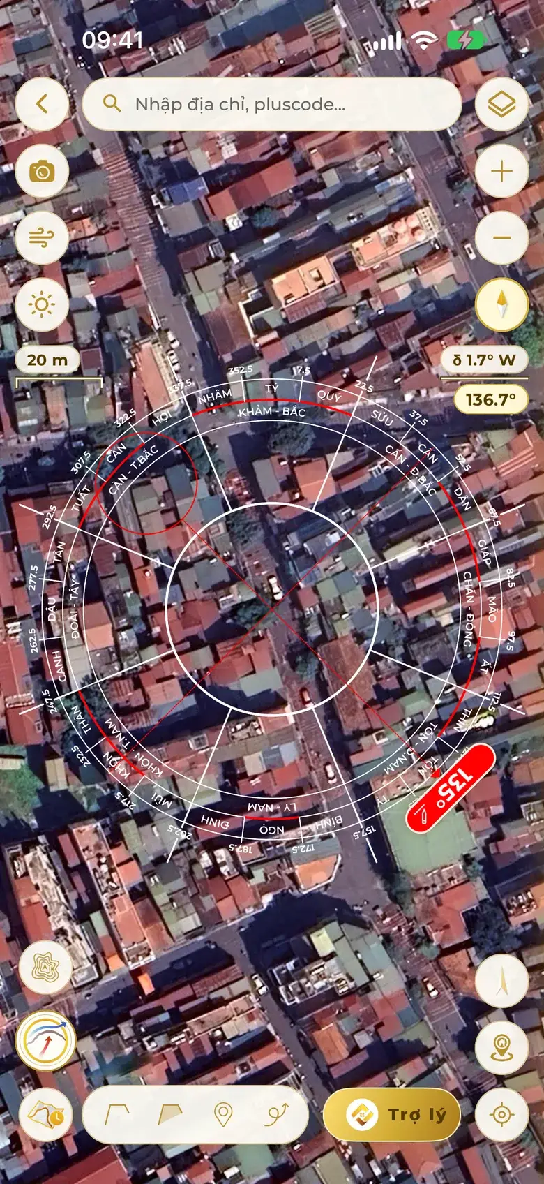 Real Measure screen: 24-mountain compass on satellite imagery, the red facing bar at 135° from true north; on the right, declination δ 1.7° W and 136.7° — the same direction read from magnetic north.