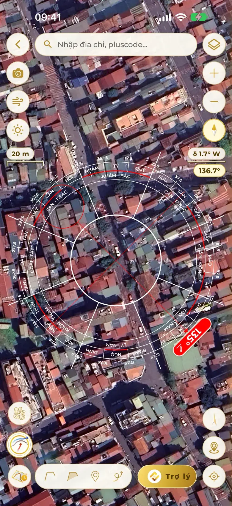 Real Measure screen: 24-mountain compass on satellite imagery, the red facing bar at 135° from true north; on the right, declination δ 1.7° W and 136.7° — the same direction read from magnetic north.