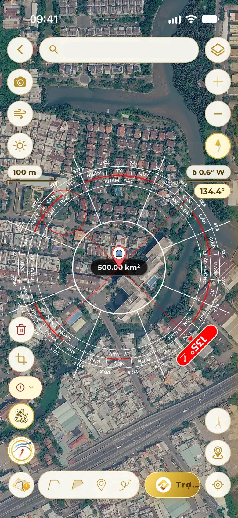 Real compass over a residential area: zoomed out to see the river, main roads and a 500 km² area.